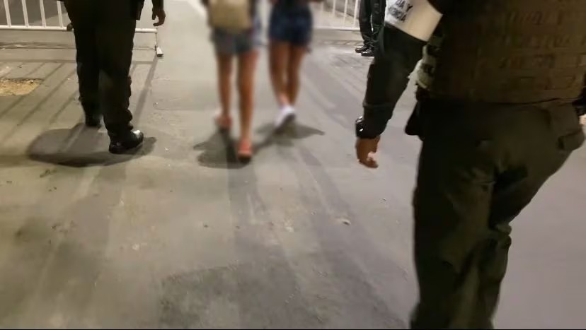 Hallaron dos menores de 12 y 13 años con un extranjero en habitación de un hotel en Medellín