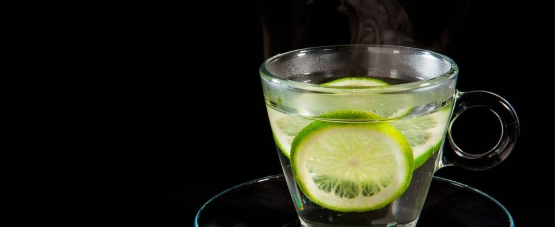Beneficios de tomar agua caliente con limón en las mañanas