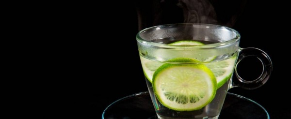 Beneficios de tomar agua caliente con limón en las mañanas