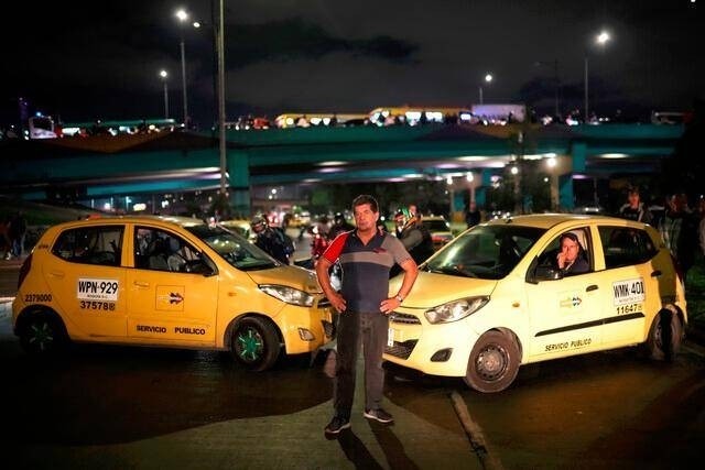 Batalla campal entre taxistas y conductores de aplicaciones en el Aeropuerto El Dorado