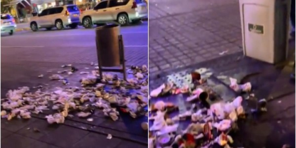 Trabajadores de KFC esparcen la basura en plena calle