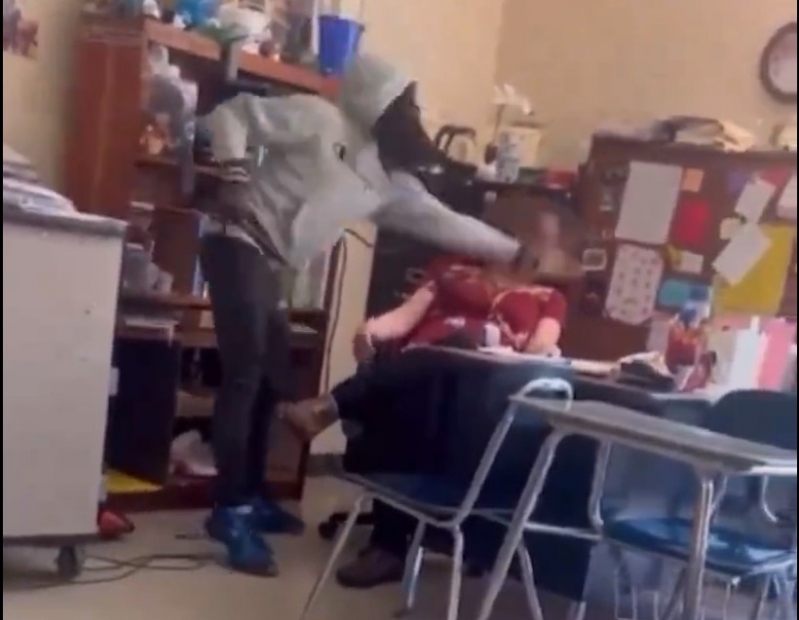 ¡Indignante! Estudiante golpea a su maestra