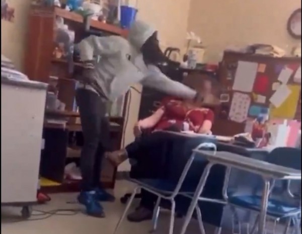 ¡Indignante! Estudiante golpea a su maestra