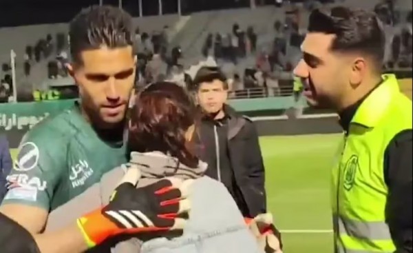 Por abrazar una mujer, portero Iraní fue suspendido y multado