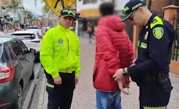 Momento de la captura del sujeto que golpeó a su hijastro brutalmente en Antioquia