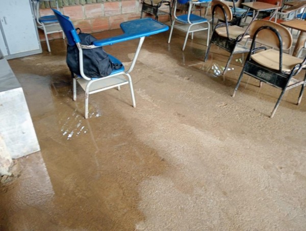 Institución Educativa Dachi Dada Kera se declara en emergencia educativa, estudian bajo la lluvia