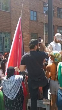 Estudiantes cambian la bandera de EE.UU. por una de Palestina en universidad de Washington