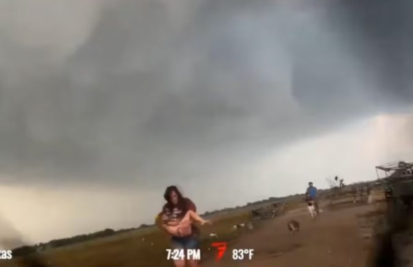 Cazador de tormentas rescata a una familia de un tornado