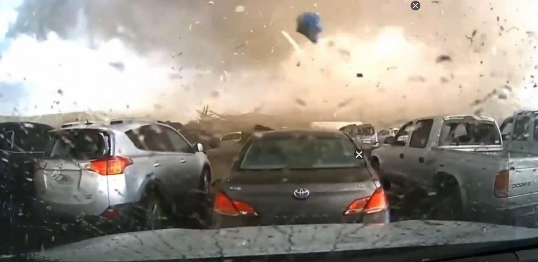 En segundos, un tornado destruye un almacén en Estados Unidos
