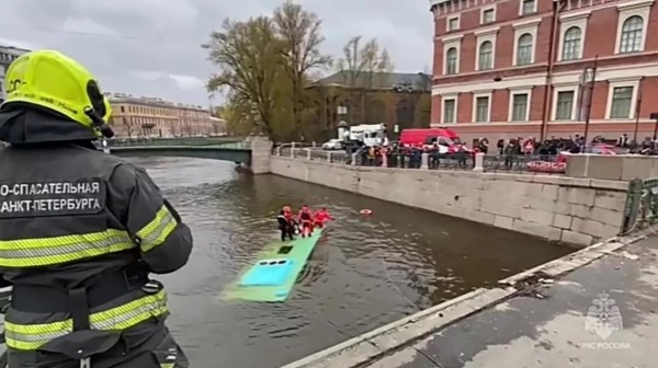 Tragedia en San Petersburgo: Tres fallecidos al caer autobús al río desde un puente