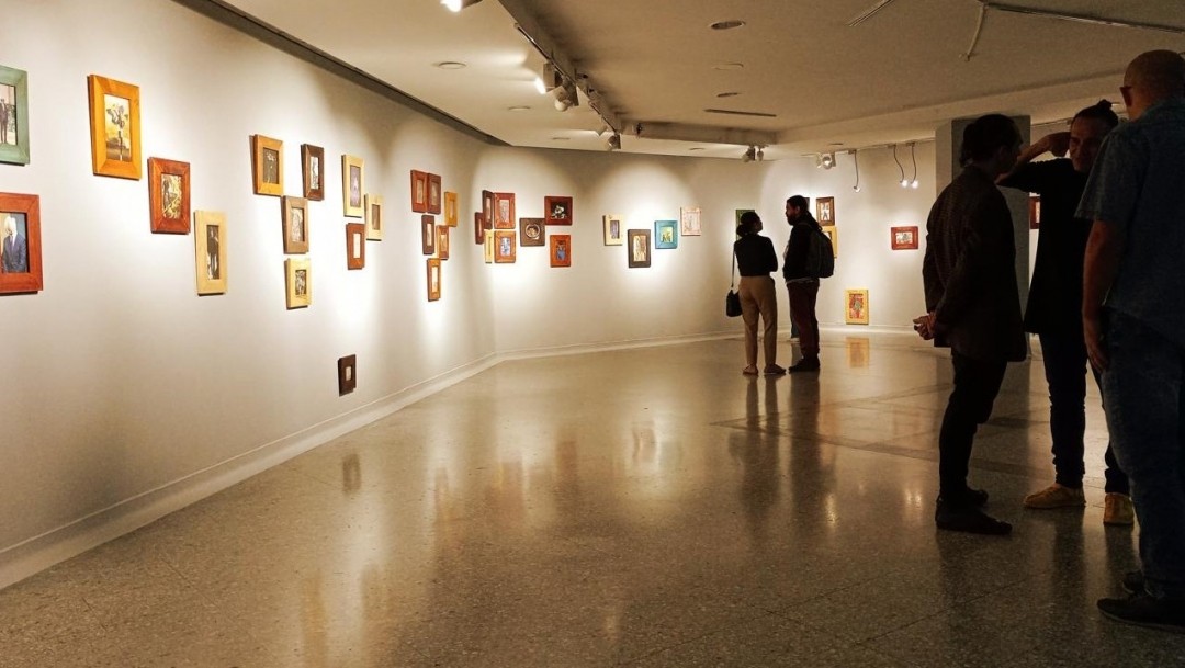 'Cronopios': una exposición de personajes indefinibles, que combinan arte y naturaleza 