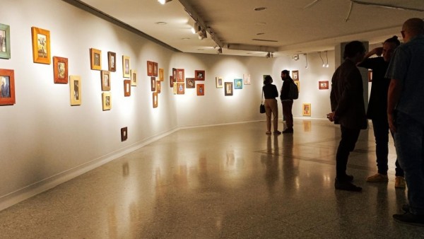 'Cronopios': una exposición de personajes indefinibles, que combinan arte y naturaleza 