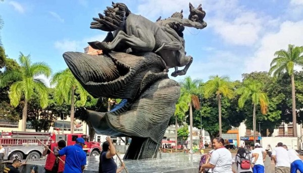 Aseo de Pereira embelleció la Plaza de Bolívar