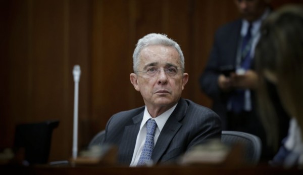 Jueza reprende a Álvaro Uribe por interrumpir audiencia en su contra