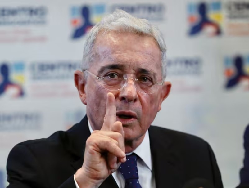 «No pueden quedarse quietas por la orden de un gobierno»: Uribe criticó a las FF.MM.