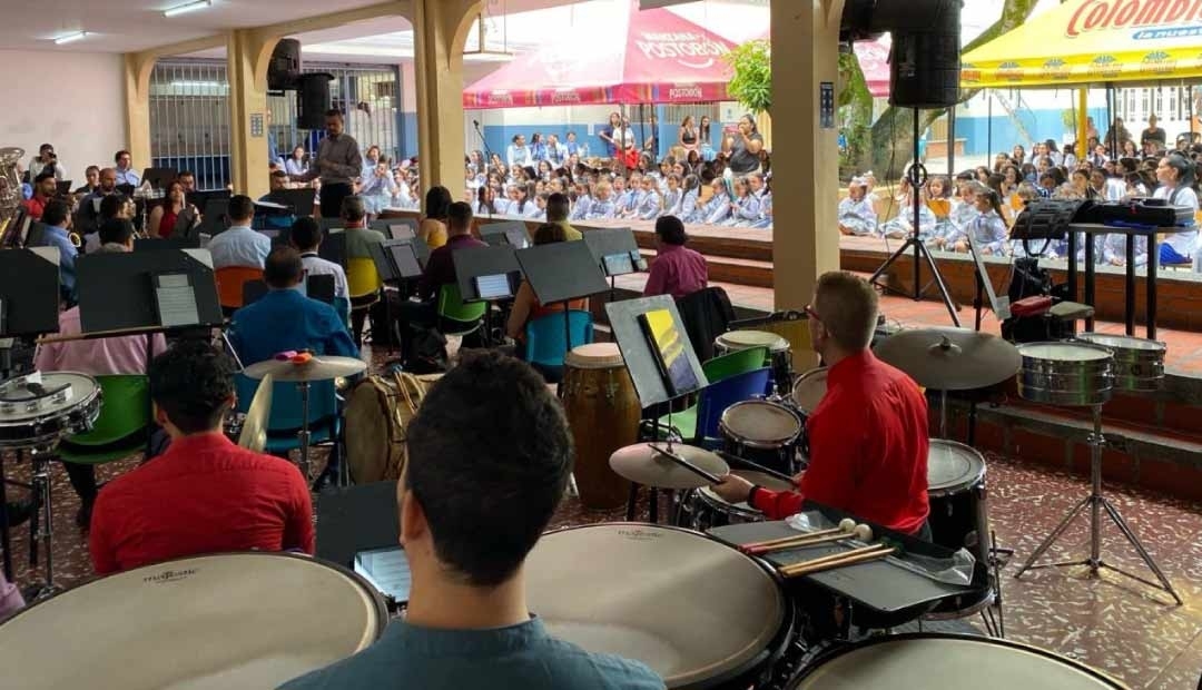 La Banda Sinfónica ofreció un concierto didáctico a las niñas de la Institución Educativa San Vicente Hogar