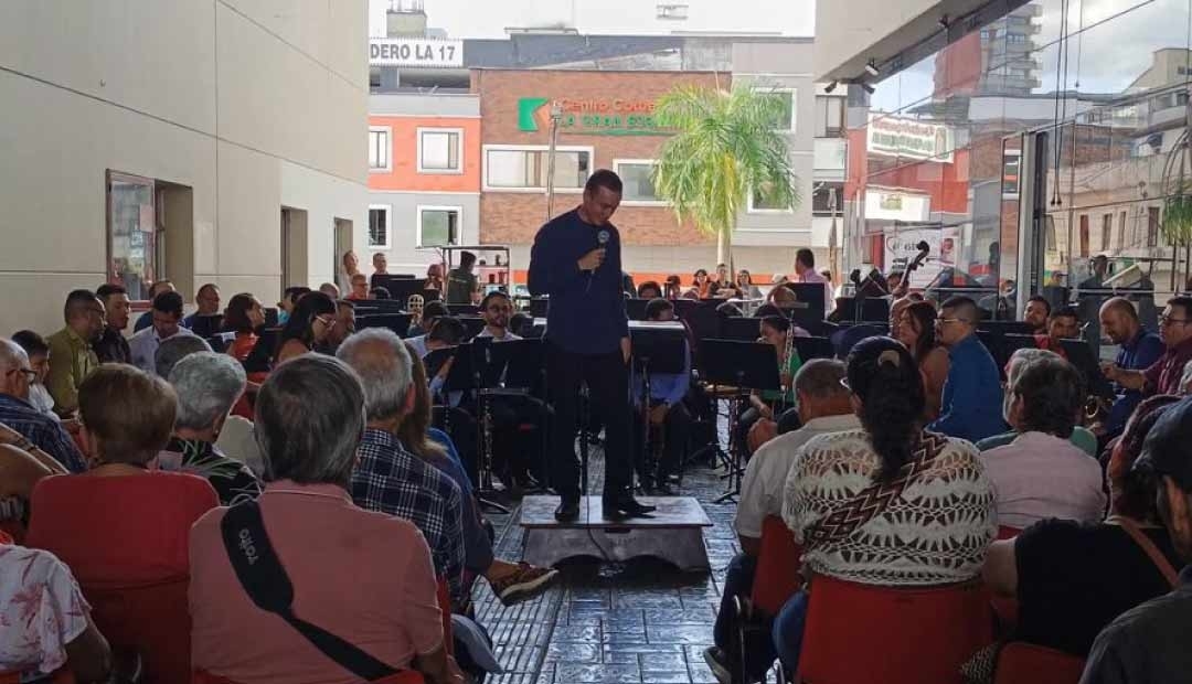 La tradicional retreta de la Banda Sinfónica de Pereira, se presentó como cada viernes, ofreciendo alegría y talento mus