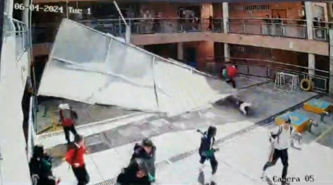 Fuertes vientos derriban techo en colegio de Bogotá: Dos menores heridos