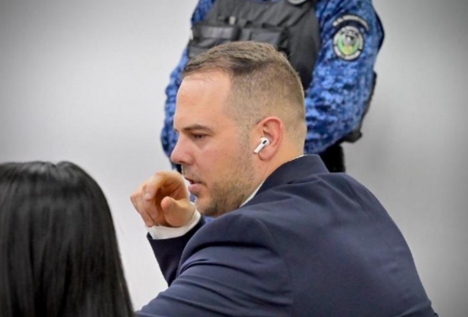 En medio de risas, John Poulous negó darle la mano al juez