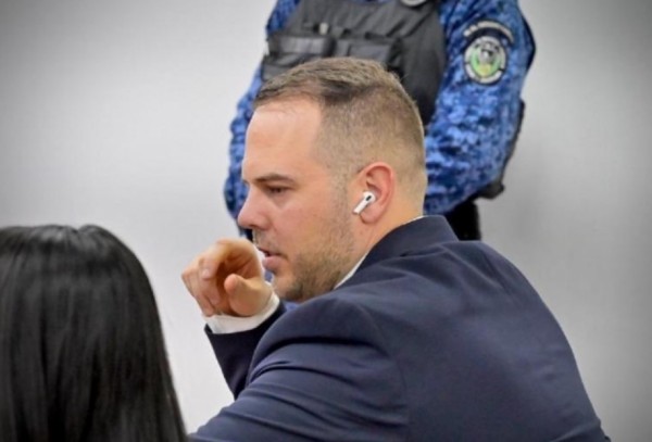 En medio de risas, John Poulous negó darle la mano al juez