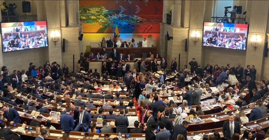 ¿Usted qué opina? A congresistas le aumentan el sueldo mientras archivan proyecto para reducirlo