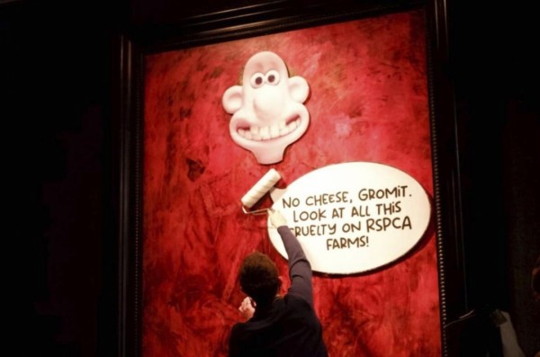 Defensores de Animales Vandalizan Retrato del Rey Carlos III en Londres