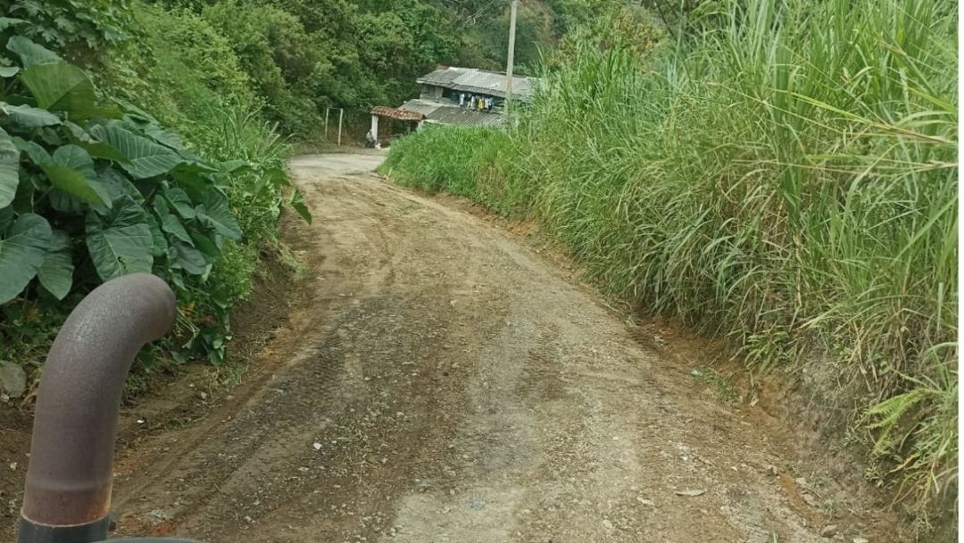 Secretaria de infraestructura realiza mantenimiento de vía rural en Morelia.