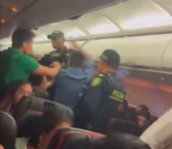 Quedan libres los agresores de un policía en un avión en Bogotá