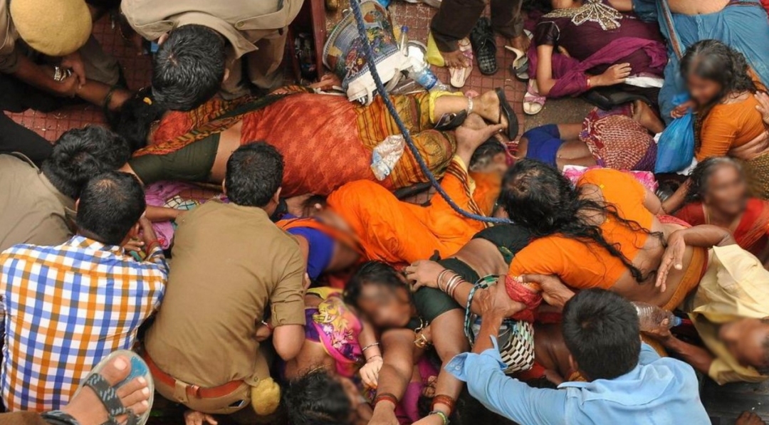 Estampida Mortal en India deja más de 100 Fallecidos