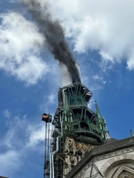 Incendio en la Catedral de Notre Dame en Rouen