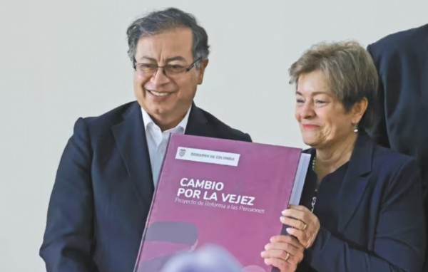 Gustavo Petro sanciona la reforma pensional en acto en la Plaza de Bolívar esta tarde