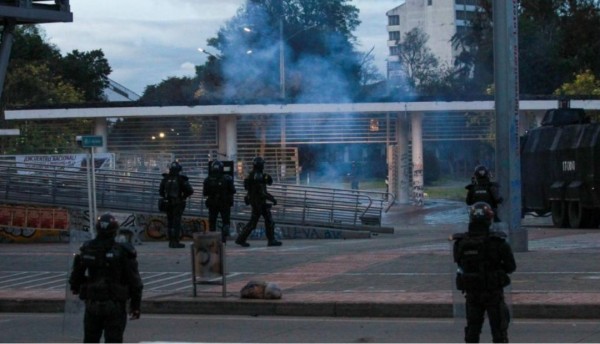 Violentos Enfrentamientos entre Encapuchados y Policía en Bogotá