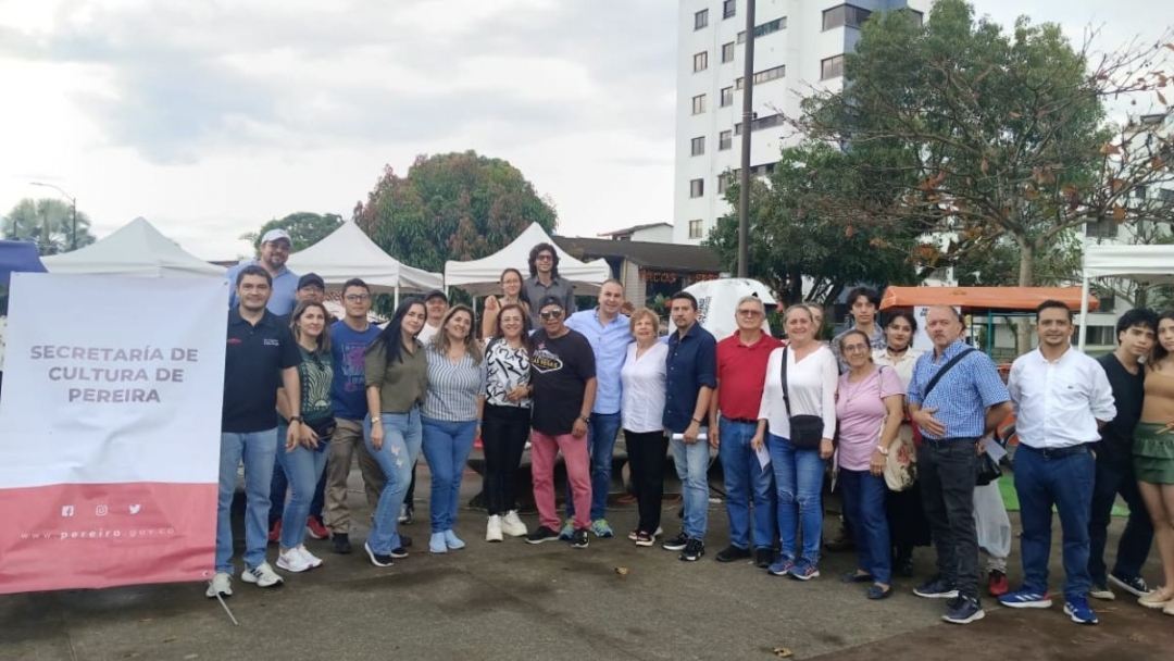 El parque de Los Álamos, fue el escenario para el encuentro “Libros, Poesía, Música y Café”