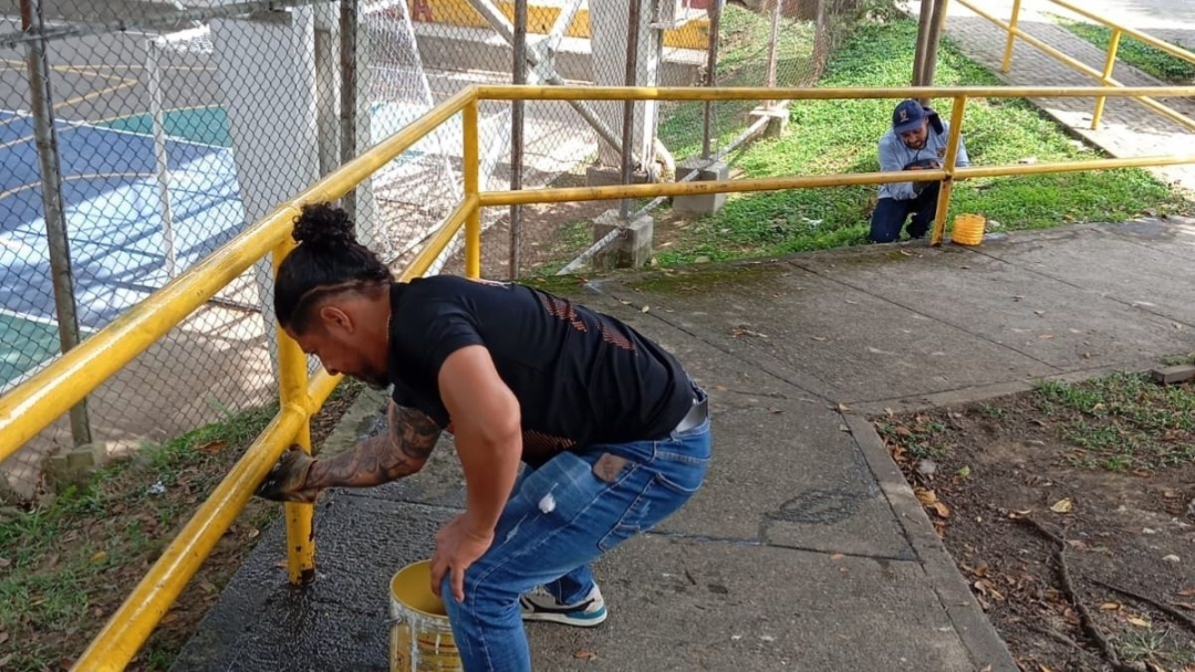 Parques y canchas son recuperados por obreros del municipio