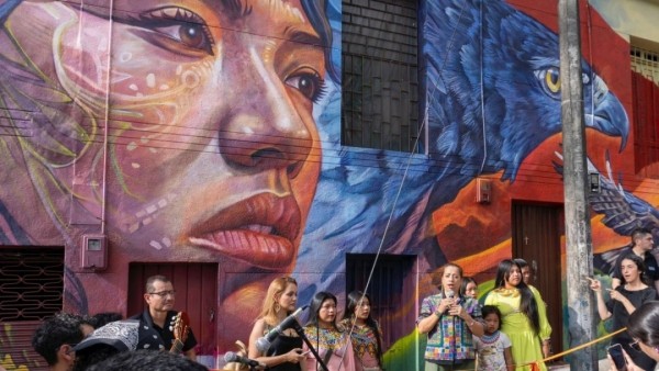Isidori: mural que exalta a la mujer indígena y la fuerza del águila real de montaña