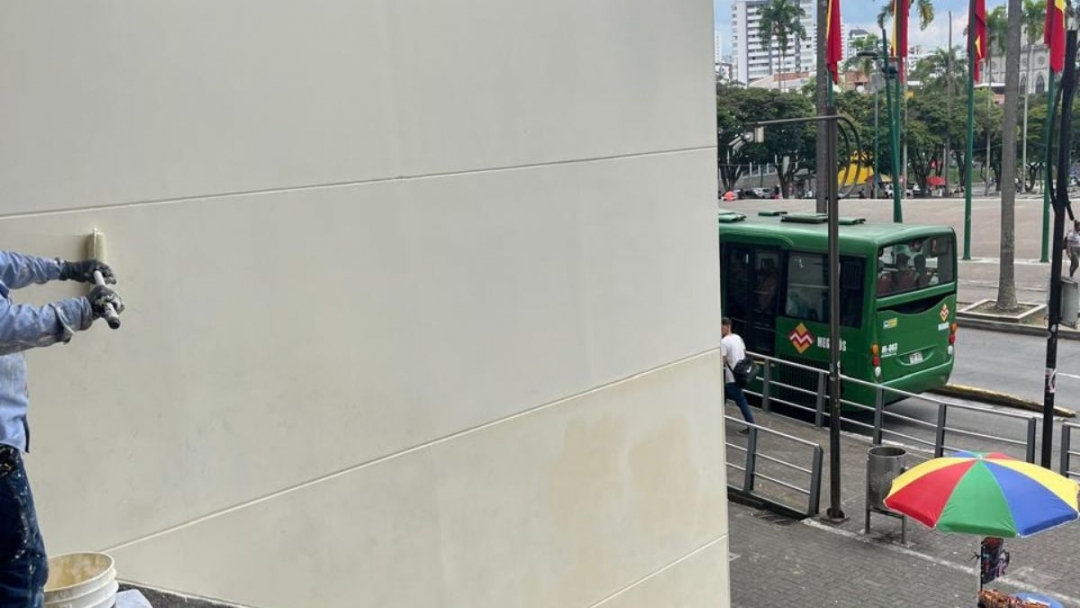 Obreros del Municipio retiran graffitis del Lucy Tejada 