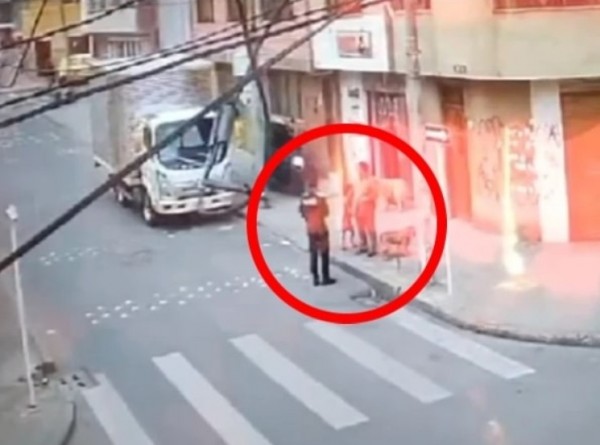  Ladrón en moto roba el celular a un policía