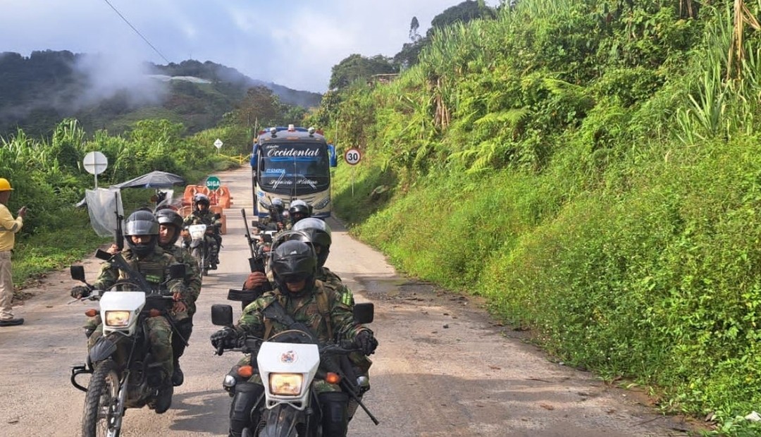 Escoltados por los soldados del Batallón San Mateo salen los buses para el Chocó 
