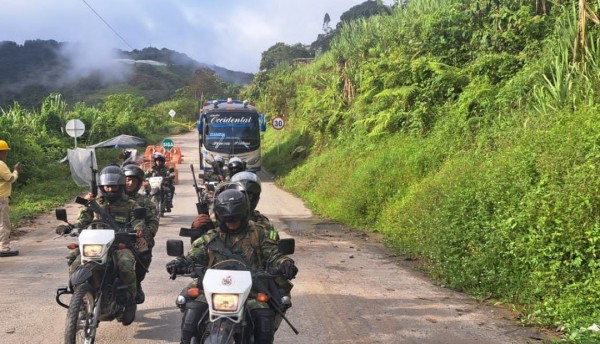 Escoltados por los soldados del Batallón San Mateo salen los buses para el Chocó 