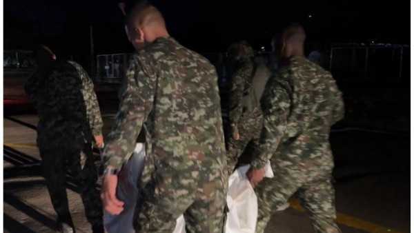 Comunidad en Pradera, Huila, captada llevándose cuerpos de disidentes caídos en combate con el Ejército