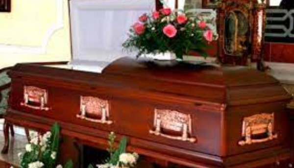 Mujer que fue declarada muerta por un médico, pero revivió en pleno sepelio