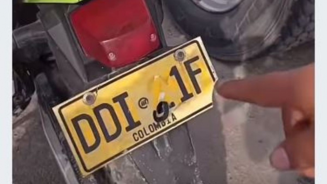 En Pueblo Viejo, Magdalena, un conductor de tractomula confrontó a patrulleros al notar que la placa de su motocicleta e
