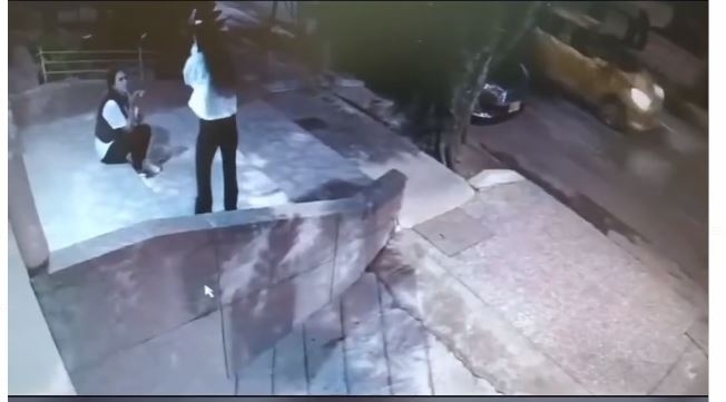 Impactante robo en Halloween: pandilla en moto atraca a transeúntes en Laureles, Medellín 