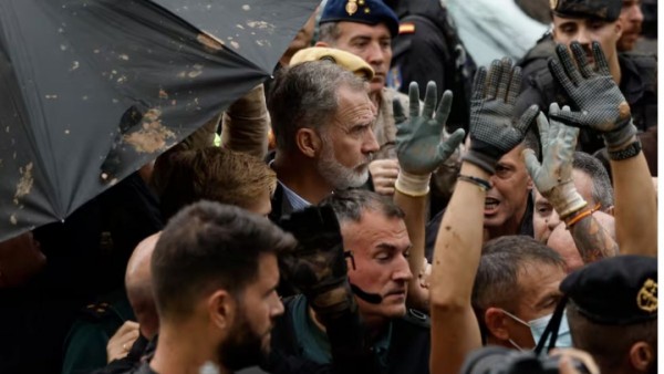 Reyes de España y Presidente del Gobierno fueron recibidos con barro y piedras en Valencia 