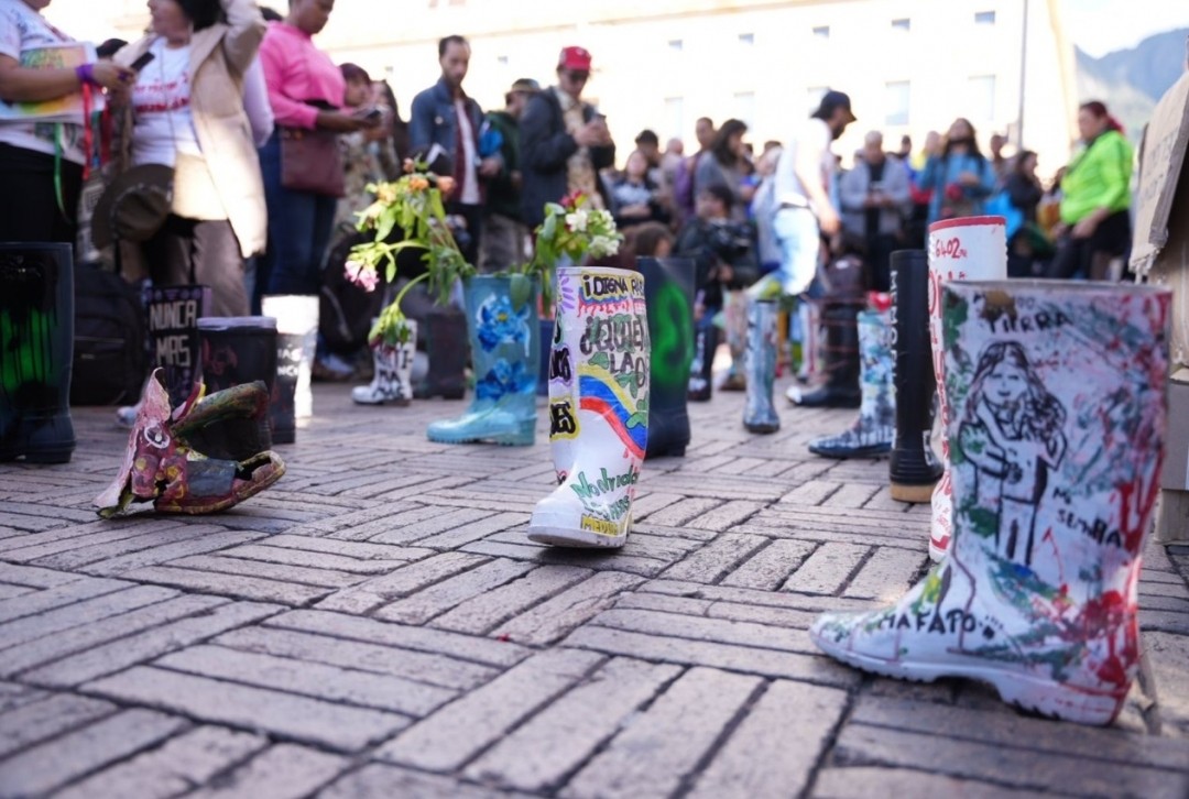 Madres de falsos positivos realizan acto simbólico en la Plaza de Bolívar en medio de tensiones políticas