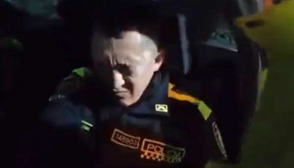 Policía se come billetes de extorsión para no ser capturado