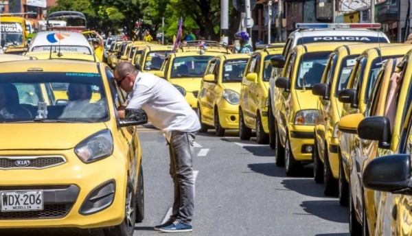 Taxistas harán paro por el alto precio de la gasolina