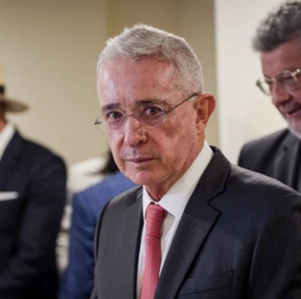 “Tienen más carga política que soporte judicial”: Uribe sobre falsos positivos en la JEP