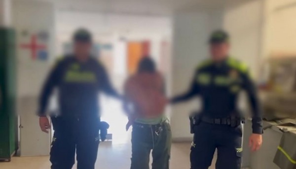 Casi le arranca una oreja a un Policía