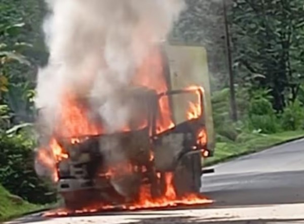Ataque del ELN en Chocó: Incineran vehículo de alimentos